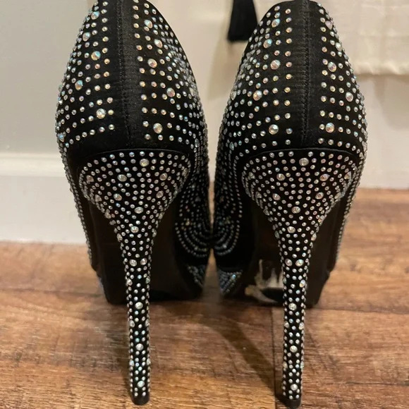 Black studded heels - Picture 2 of 3